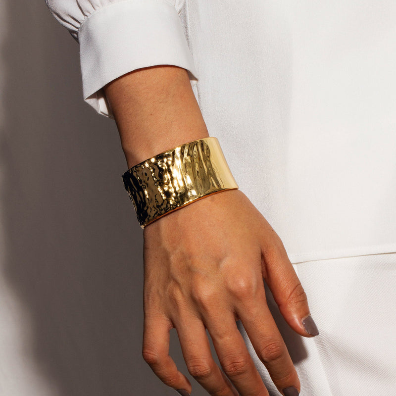 DEIFIC | Wide Cuff with Smooth Texture Perri Foia 