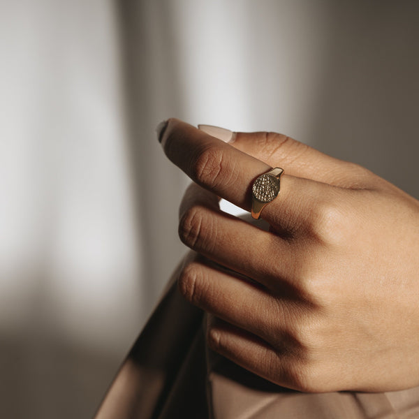 BRIO | Dainty Ring with Round Textured Surface Perri Foia 